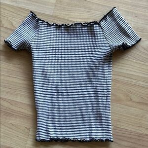 Fitted top 
Off shoulder